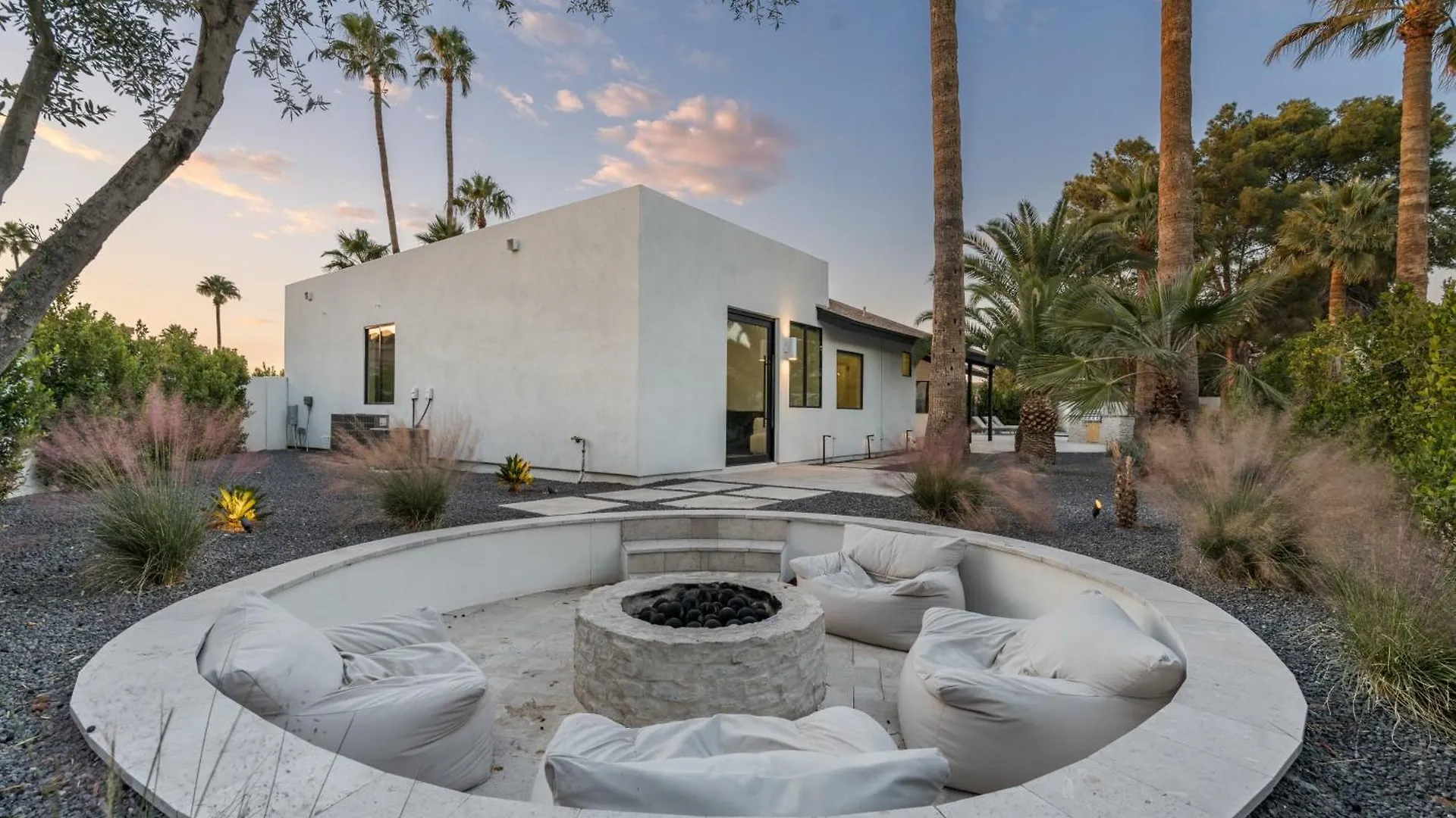 Semesterbostad The Myah By Porter Newly Remodeled Enjoy The Pool Firepit Luxury Phoenix